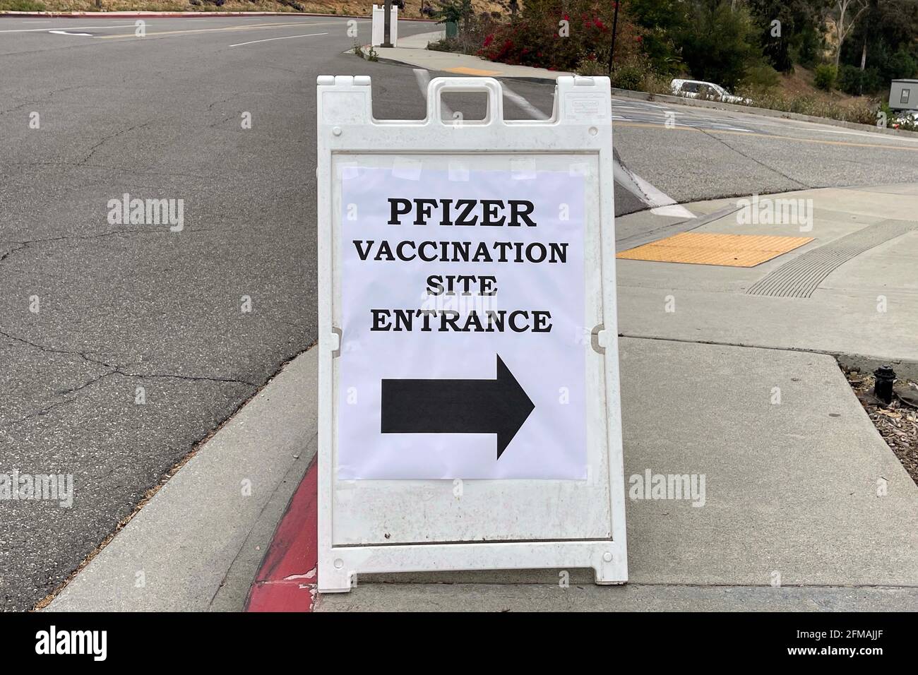 Un panneau d'entrée de la campagne de vaccination de Pfizer COVID-19 à Cal State LA, le vendredi 7 mai 2021, à Los Angeles. Banque D'Images