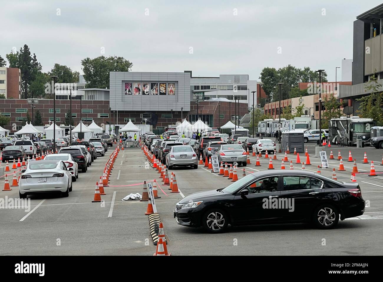 Une vue générale du site de vaccination de masse contre la maladie COVID-19 à l'État de Californie LA, le vendredi 7 mai 2021, à Los Angeles. Banque D'Images