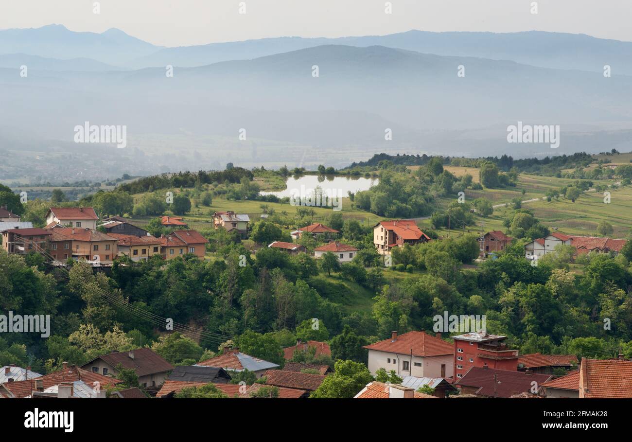 Vue sur Gorno Draglishte et la campagne environnante depuis les collines au-dessus de la ville. Municipalité de Razlog, province de Blagoevgrad, Bulgarie Banque D'Images