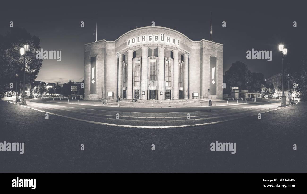 Photo en noir et blanc de la Volksbühne illuminée à Berlin la nuit. Banque D'Images