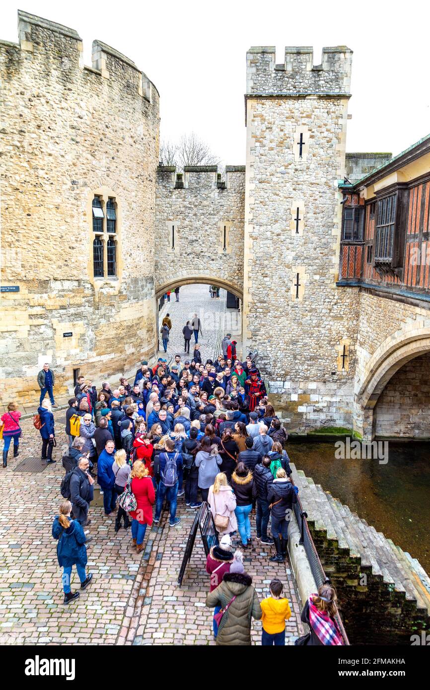 Foule de touristes écoutant un guide à la Tour de Londres, Londres, Royaume-Uni Banque D'Images