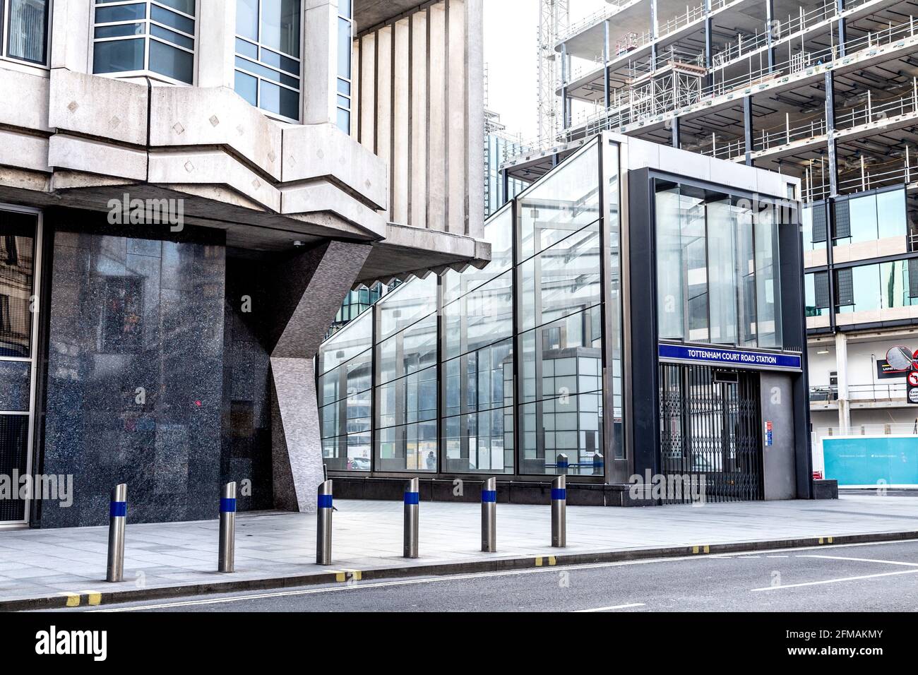Nouvelle entance contemporaine à la station de métro Tottenham court Road et au détail brutaliste du gratte-ciel de Center point, Londres, Royaume-Uni Banque D'Images