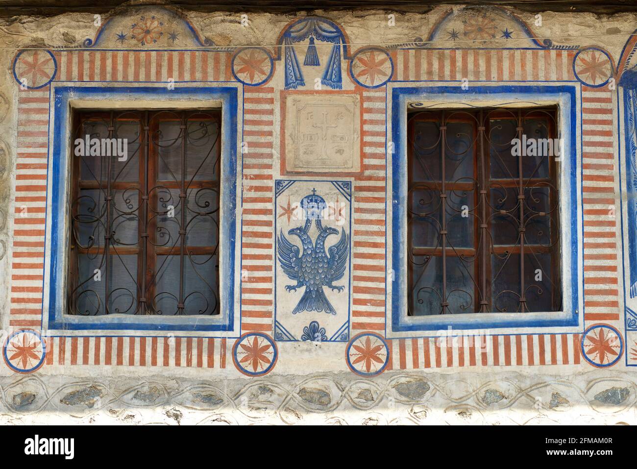 Oiseau à double tête peint sur une maison traditionnelle dans la vieille ville de Bankso, Bankso, Bulgarie. Utilisé dans l'Empire byzantin comme emblème dynastique des Palaiologoi, il a été adopté à la fin de la période médiévale au début de la période moderne dans le Saint Empire romain, et dans les principautés orthodoxes. Banque D'Images