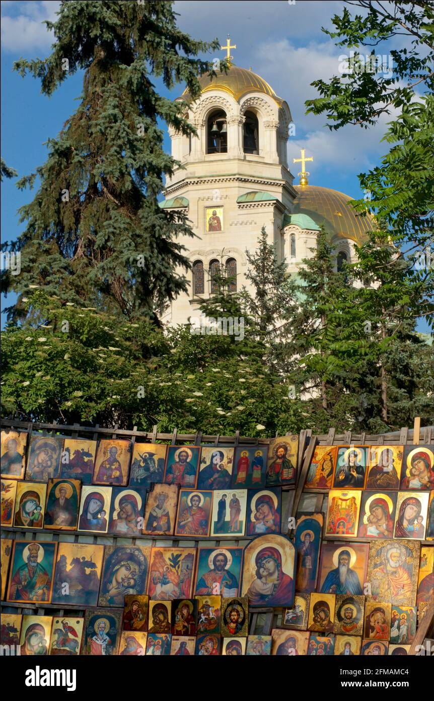 Souvenirs touristiques. Icônes chrétiennes orthodoxes peintes en vente dans le parc à côté de la cathédrale Saint Alexandre Nevsky (bulgare: Храм-паметник 'Свети Александър Невски', Hram-pametnik 'veti Aleksandar Nevski') est une cathédrale orthodoxe bulgare à Sofia, la capitale de la Bulgarie Banque D'Images