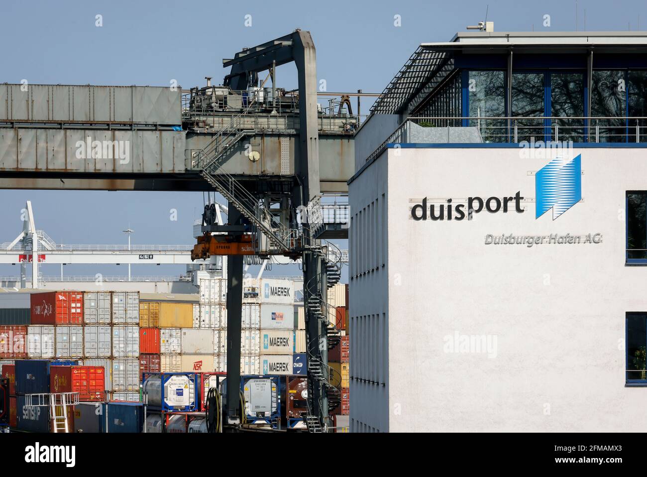 Duisburg, région de la Ruhr, Rhénanie-du-Nord-Westphalie, Allemagne - Duisburger Hafen AG, Duisport, siège de la société au terminal des conteneurs dans le district de Duisburg Ruhrort. Banque D'Images