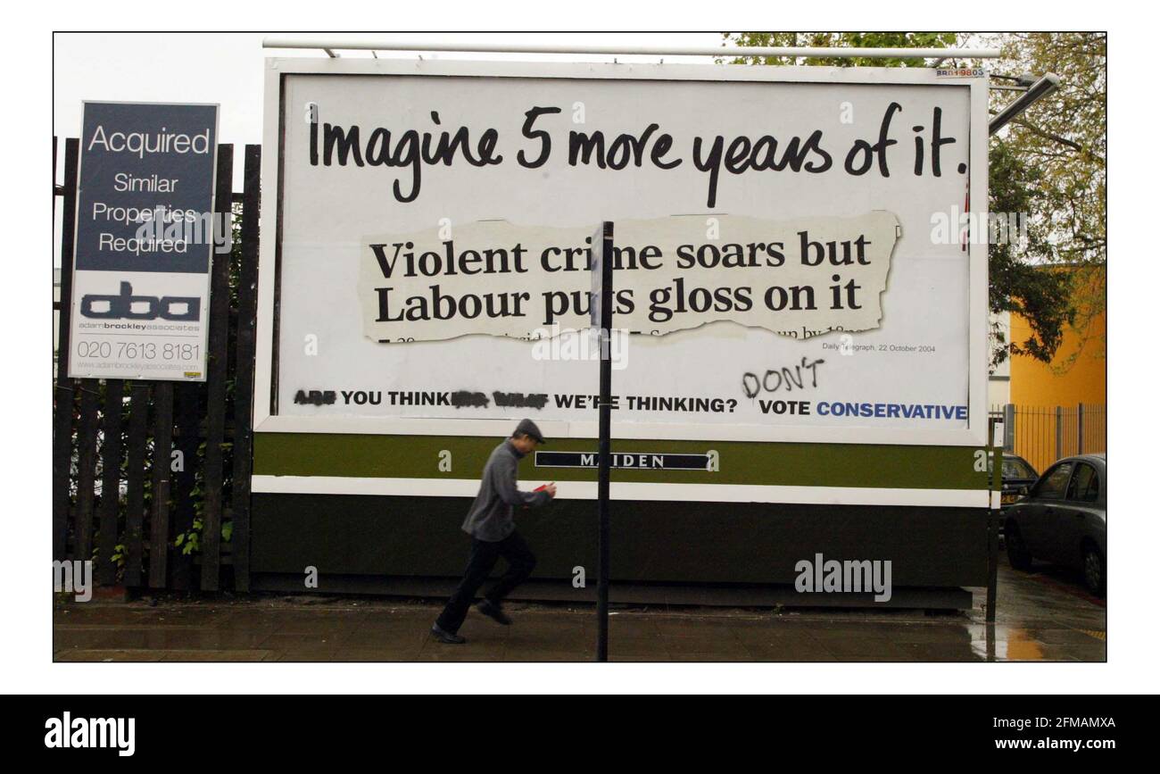 Affiche électorale avec grafiti sur le commercial RD à Londonpic David Sandison 27/4/2005 Banque D'Images