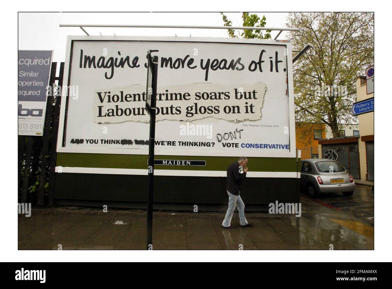Affiche électorale avec grafiti sur le commercial RD à Londonpic David Sandison 27/4/2005 Banque D'Images