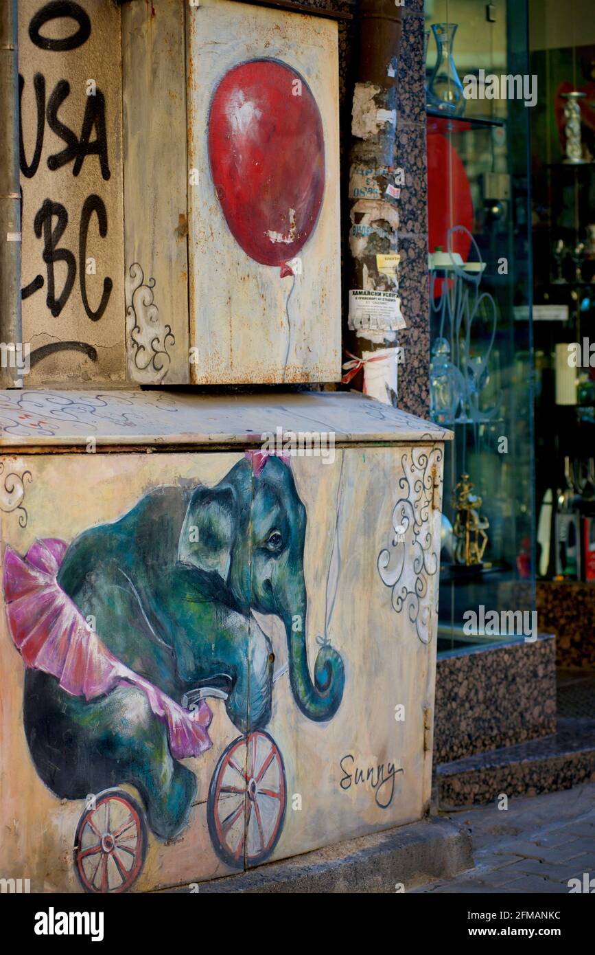 Éléphant sur un vélo et ballon rouge peint sur un mur, Sofia, Bulgarie Banque D'Images