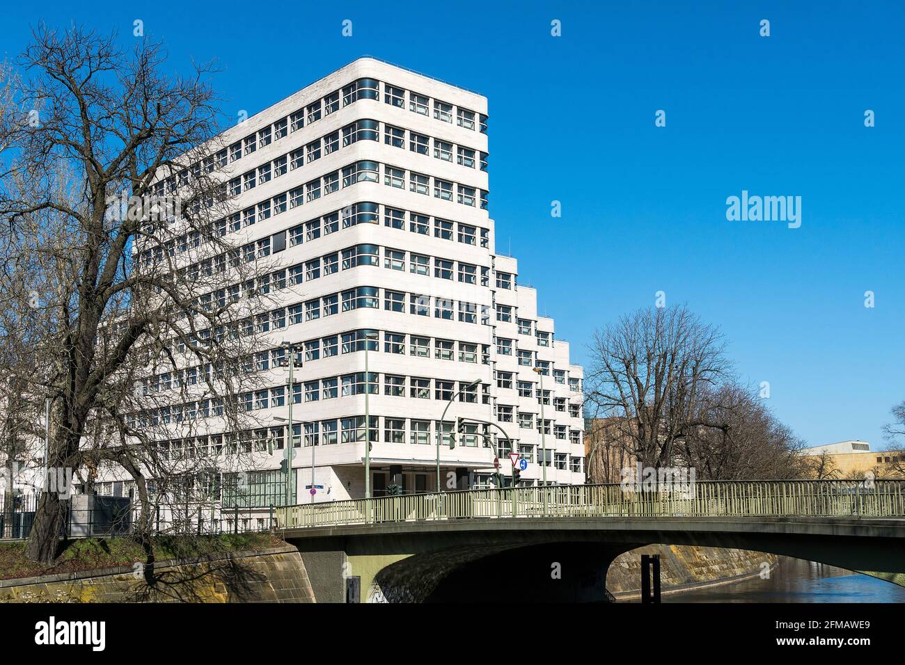 Berlin, Shell House sur le canal Landwehr, pont Bendler Banque D'Images