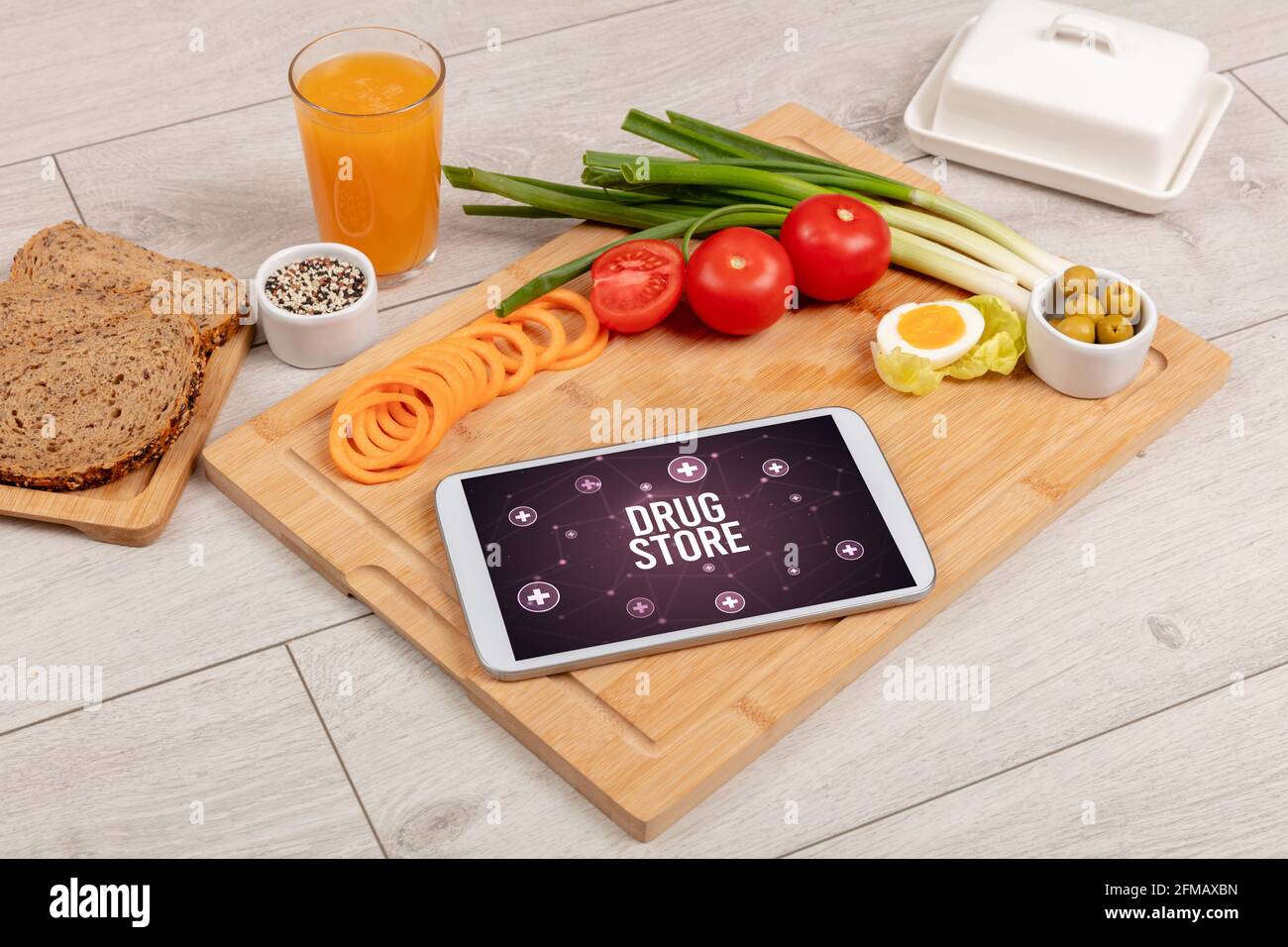 Tablette PC avec fruits, concept sain Banque D'Images