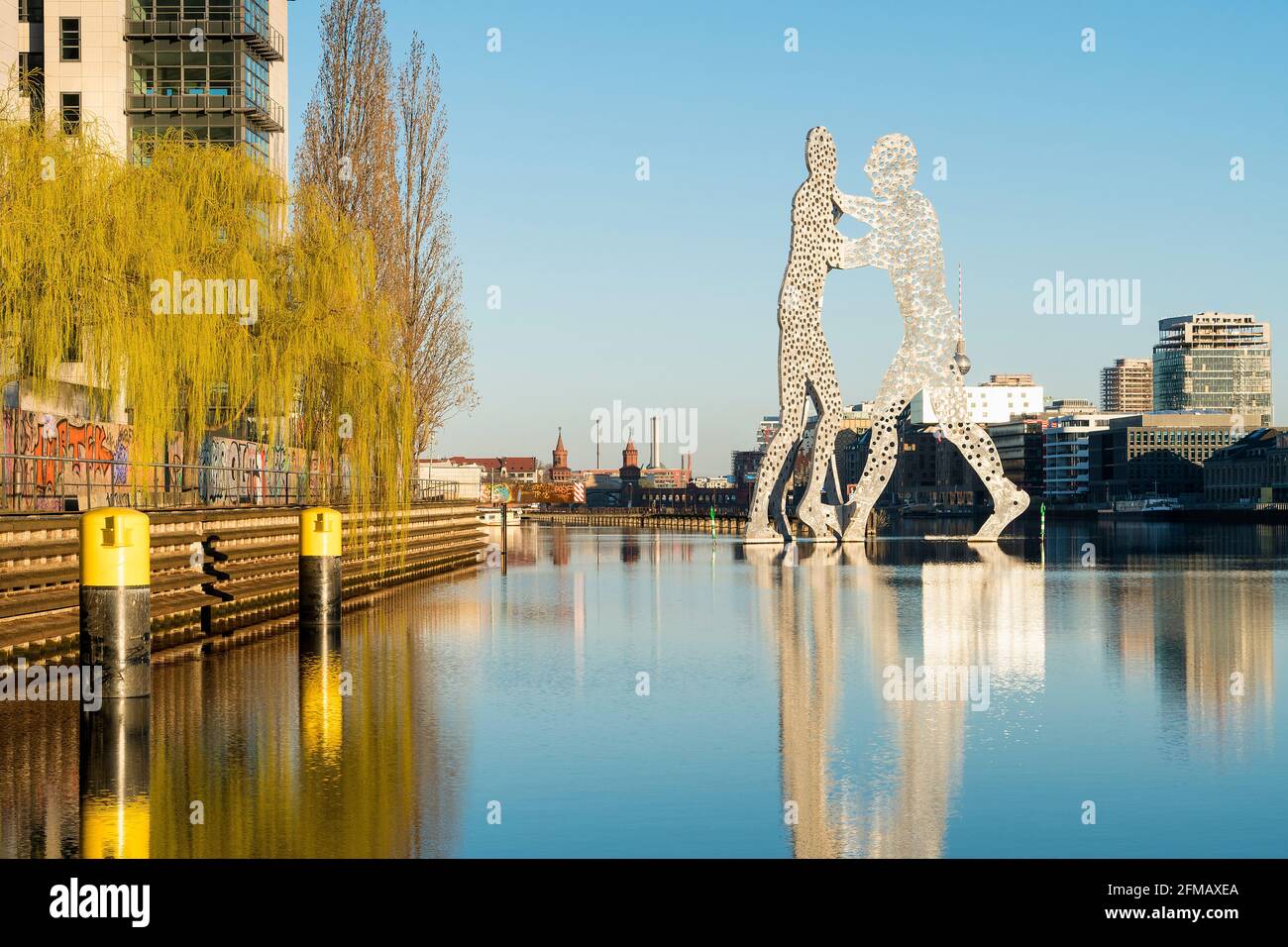 Berlin, Spree, sculpture 'Molecule Man', pont d'Oberbaum Banque D'Images