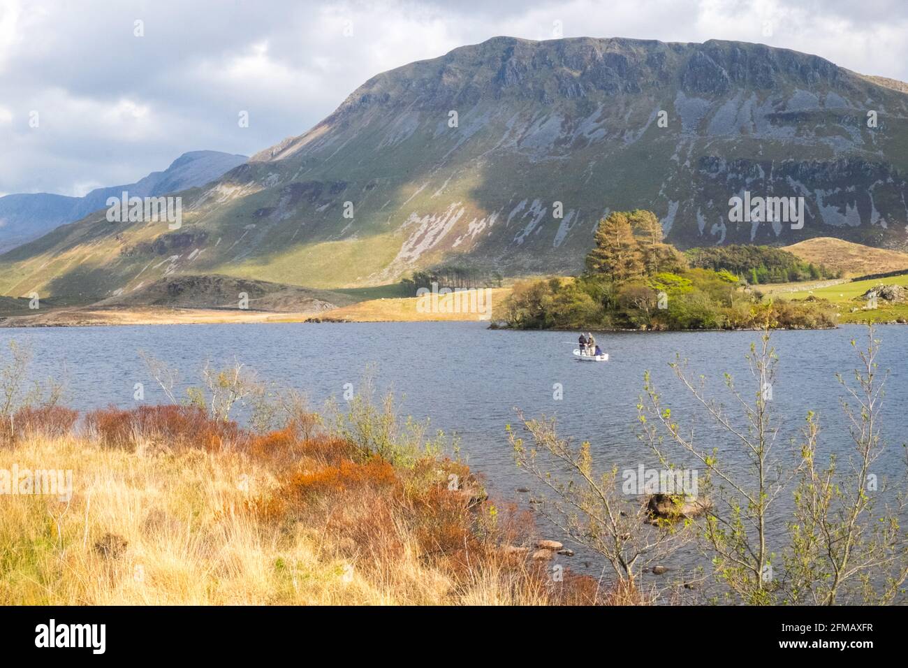 Lac Cregennan,Lacs Cregennan,à,la,base,près,Cadair Idris,Cader Idris,montagne.pittoresque,isolé,du milieu,de,l'ouest,du pays de Galles,rural,pittoresque,rural,emplacement,la colline principale 'pointy' que vous voyez à côté du lac est appelée 'Pared y Cefn Hir' et est accessible à pied.Il est aussi raide qu'il regarde, mais une fois que vous êtes au sommet, vous pouvez suivre le chemin vallonné sur toutes les crêtes, avec vue sur Barmouth et sur les lacs.Vous descendez et suivez ensuite le chemin au pied de la colline, ou vous pouvez marcher entre les lacs après la maison de bateau. Banque D'Images