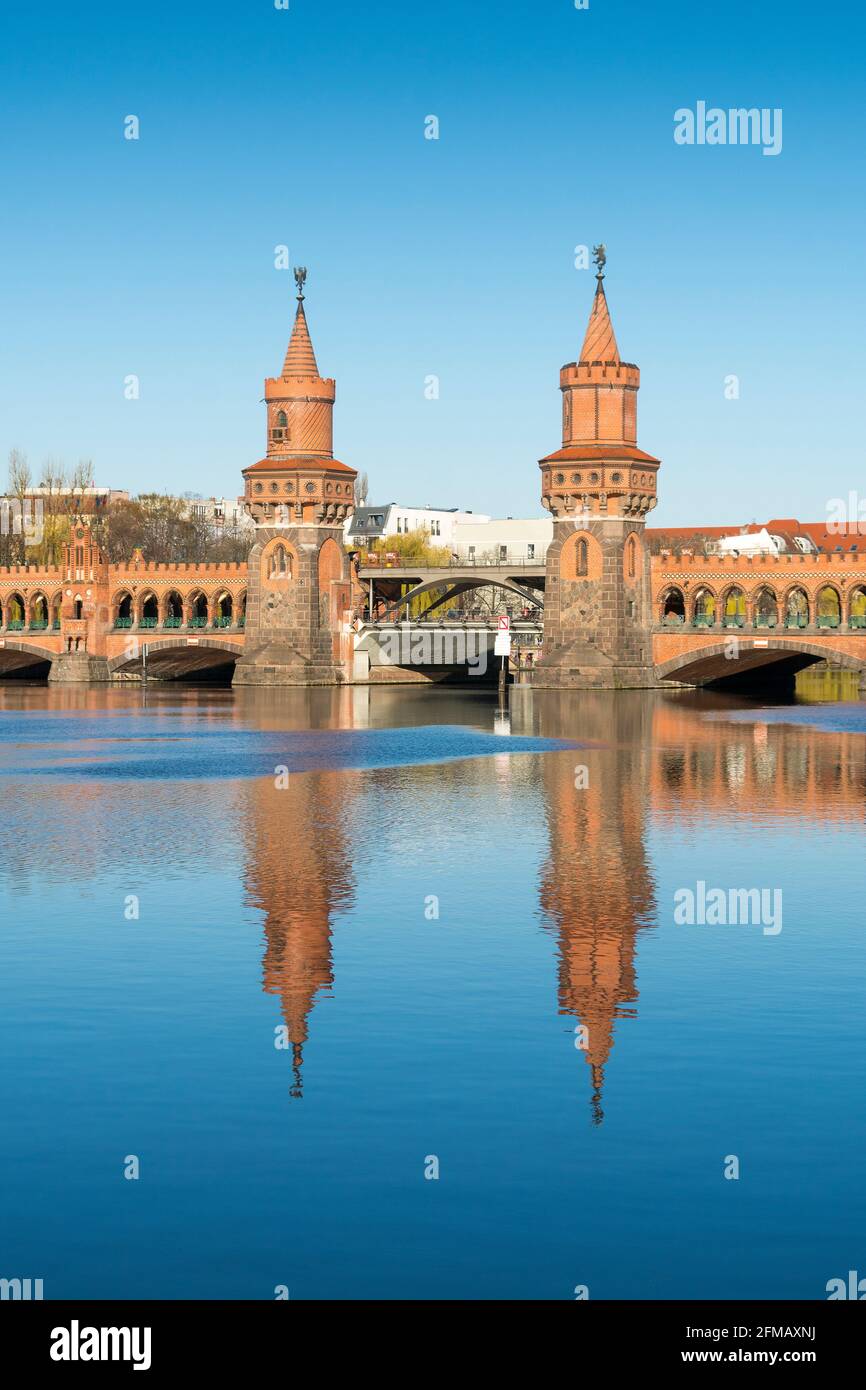 Berlin, Spree, Oberbaumbrücke, humeur du matin, niveau d'eau fluide Banque D'Images