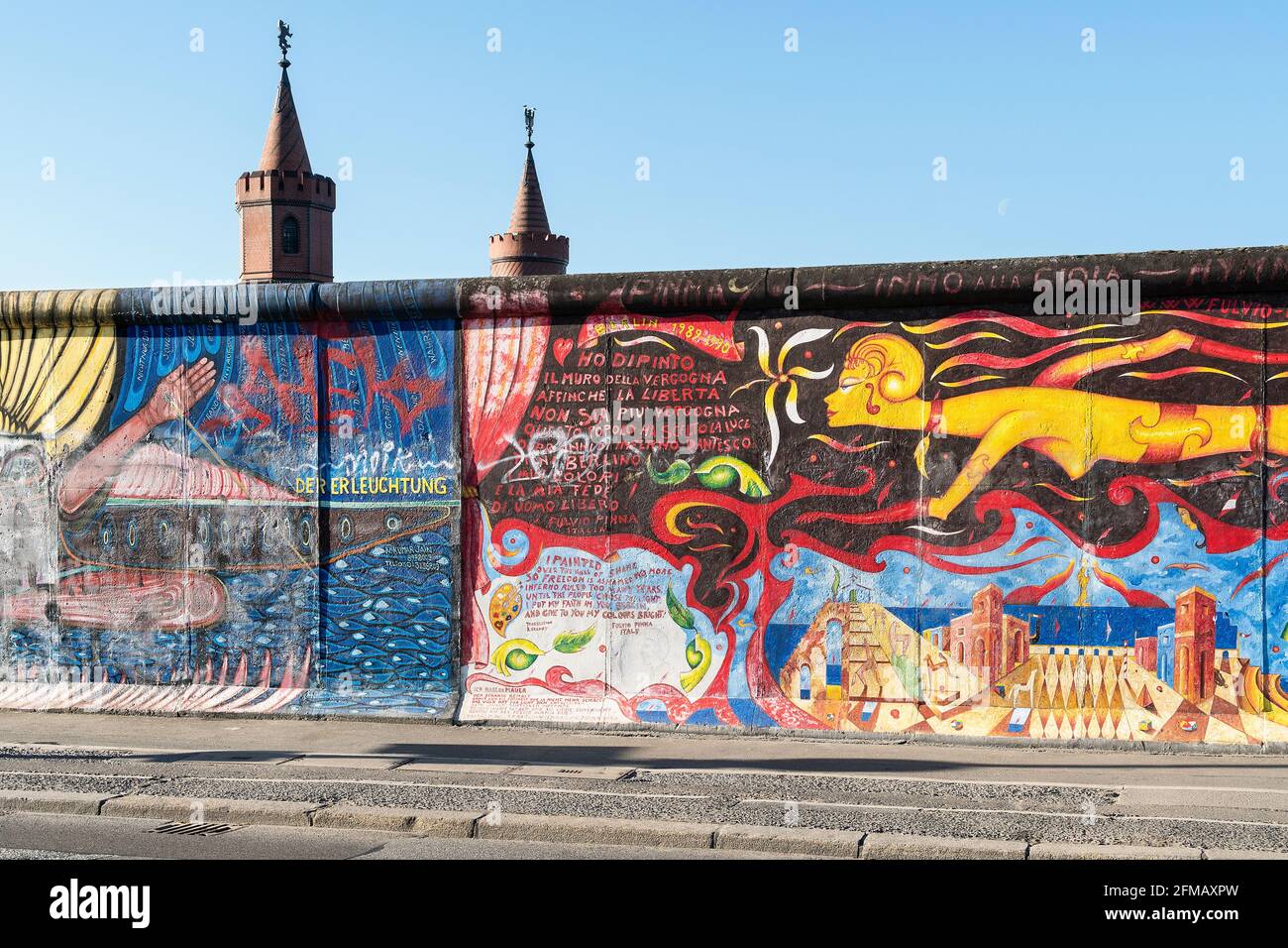 Berlin, East-Side-Gallery sur l'ancien mur de Berlin, la plus longue galerie en plein air du monde, tours du pont Oberbaum Banque D'Images