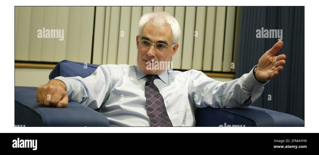 Alastair Darling dans son bureau à Londres.pic David Sandison 21/12/2004 Banque D'Images