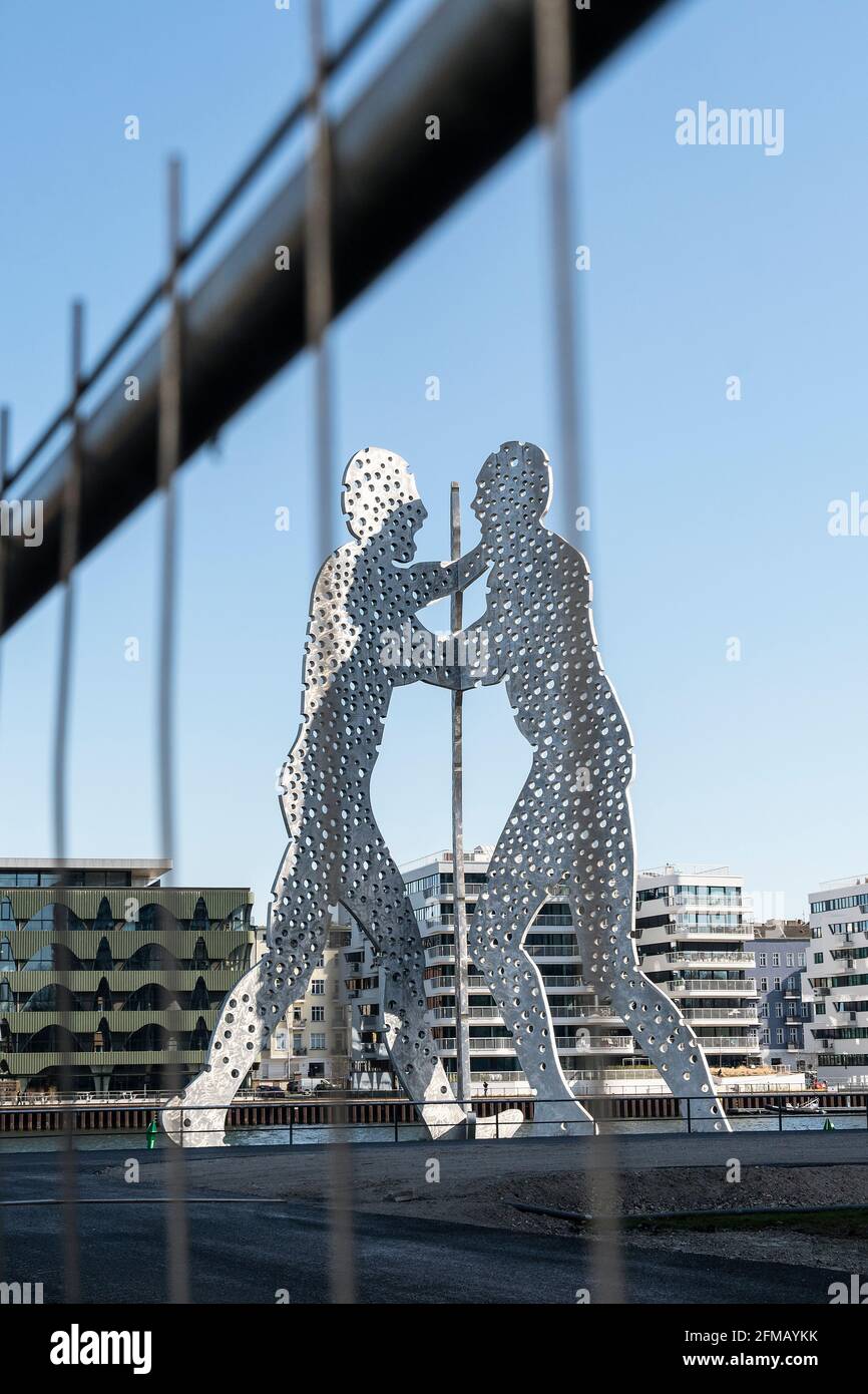 Berlin, Spreefer, sculpture « Molecule Man » derrière la barrière du chantier, symbole « chantier » Banque D'Images