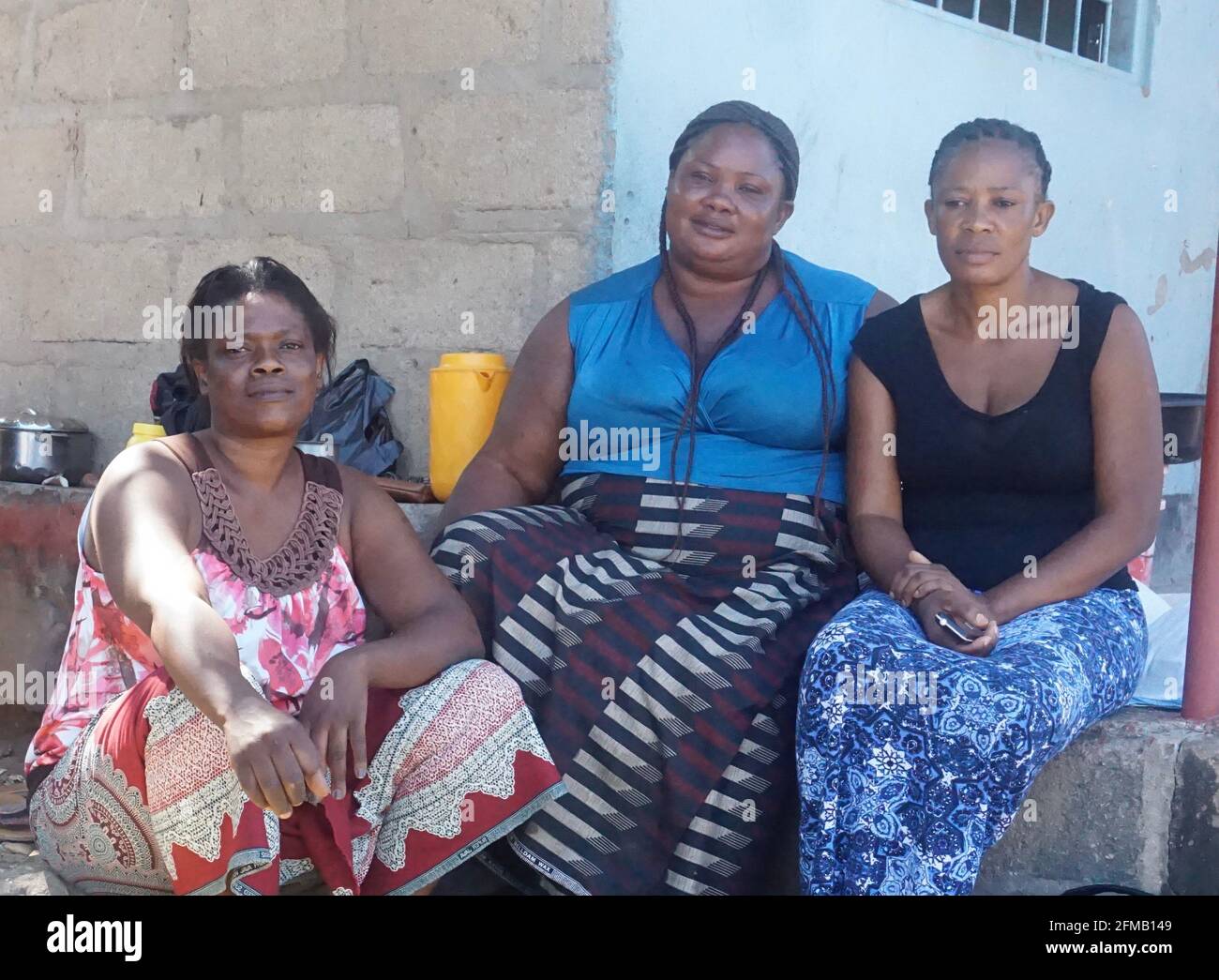 Siavonga, Zambie. 7 mai 2021. Ruth Kubota (L), Nailes Munga (C) et Mary Moonga, promoteurs de l'éducation des filles, sont vues dans la ville touristique de Siavonga, dans le sud de la Zambie, le 1er mai 2021. Crédit : Lillian Banda/Xinhua/Alay Live News Banque D'Images