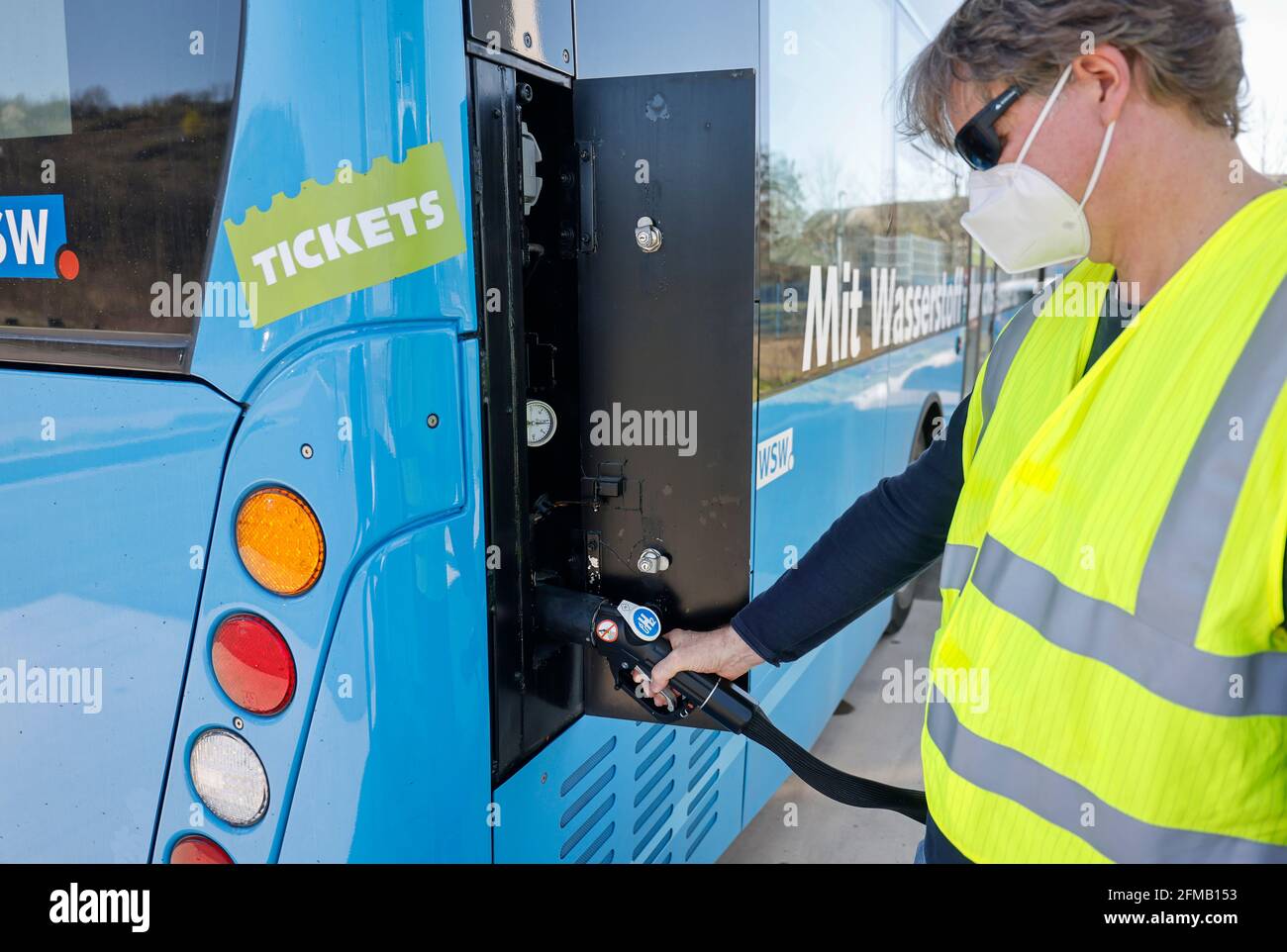 Herten, Rhénanie-du-Nord-Westphalie, Allemagne - le bus hydrogène de Wuppertal se remplit d'hydrogène H2 dans une station de remplissage d'hydrogène H2, conférence de presse test ravitaillement à la station de remplissage H2 au centre d'utilisation h2herten, centre de compétence en hydrogène Herten sur le site de la mine Ewald à Herten, Le réservoir de 350 bars fournit de l'hydrogène refroidi et est actuellement le système de ravitaillement le plus puissant d'Allemagne. Banque D'Images