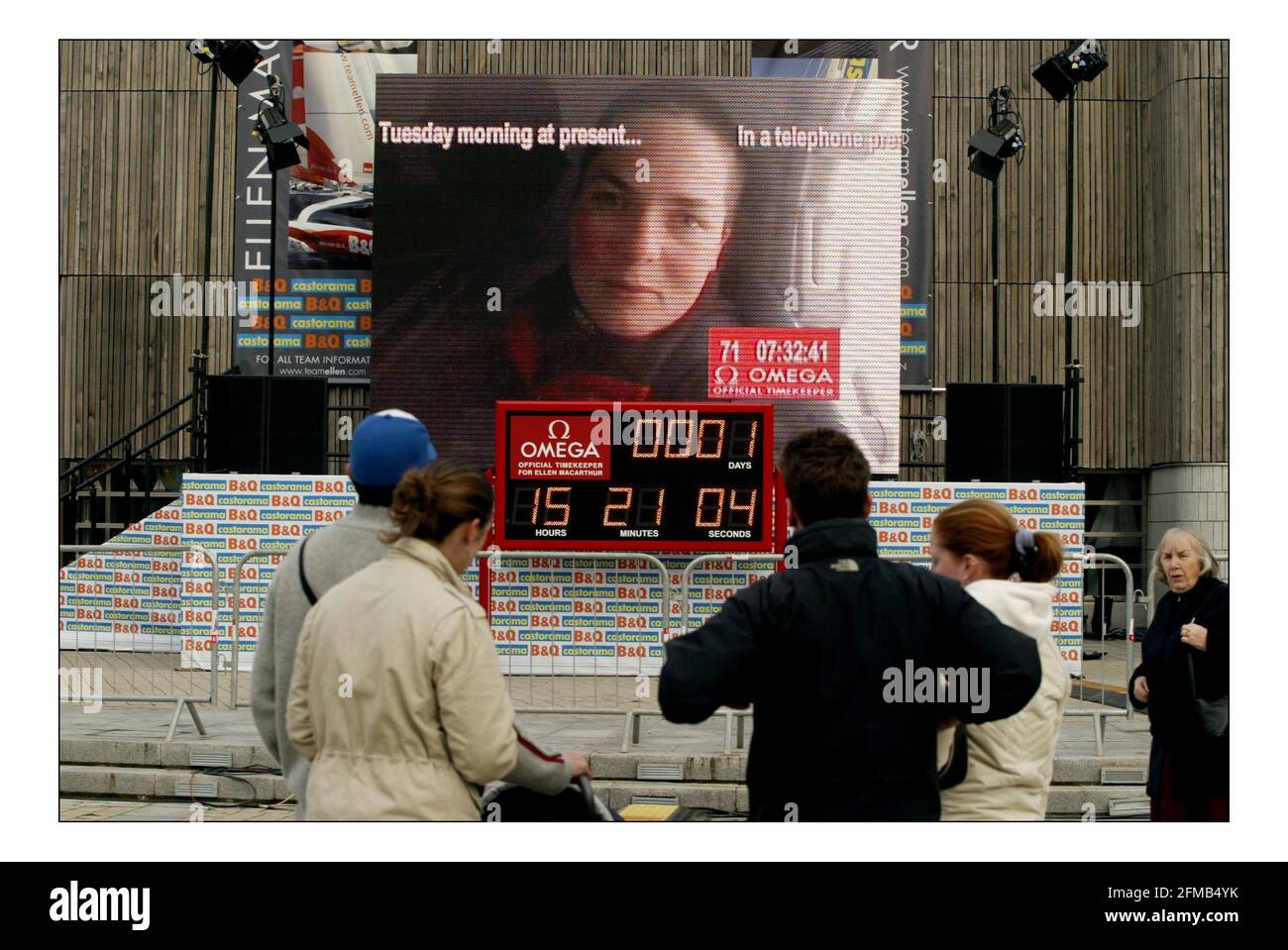 Le public est tenu au courant des progrès d'Ellens via un grand écran de télévision à l'extérieur du musée maritime Falbucpic david sandison 7/2/2004 Banque D'Images