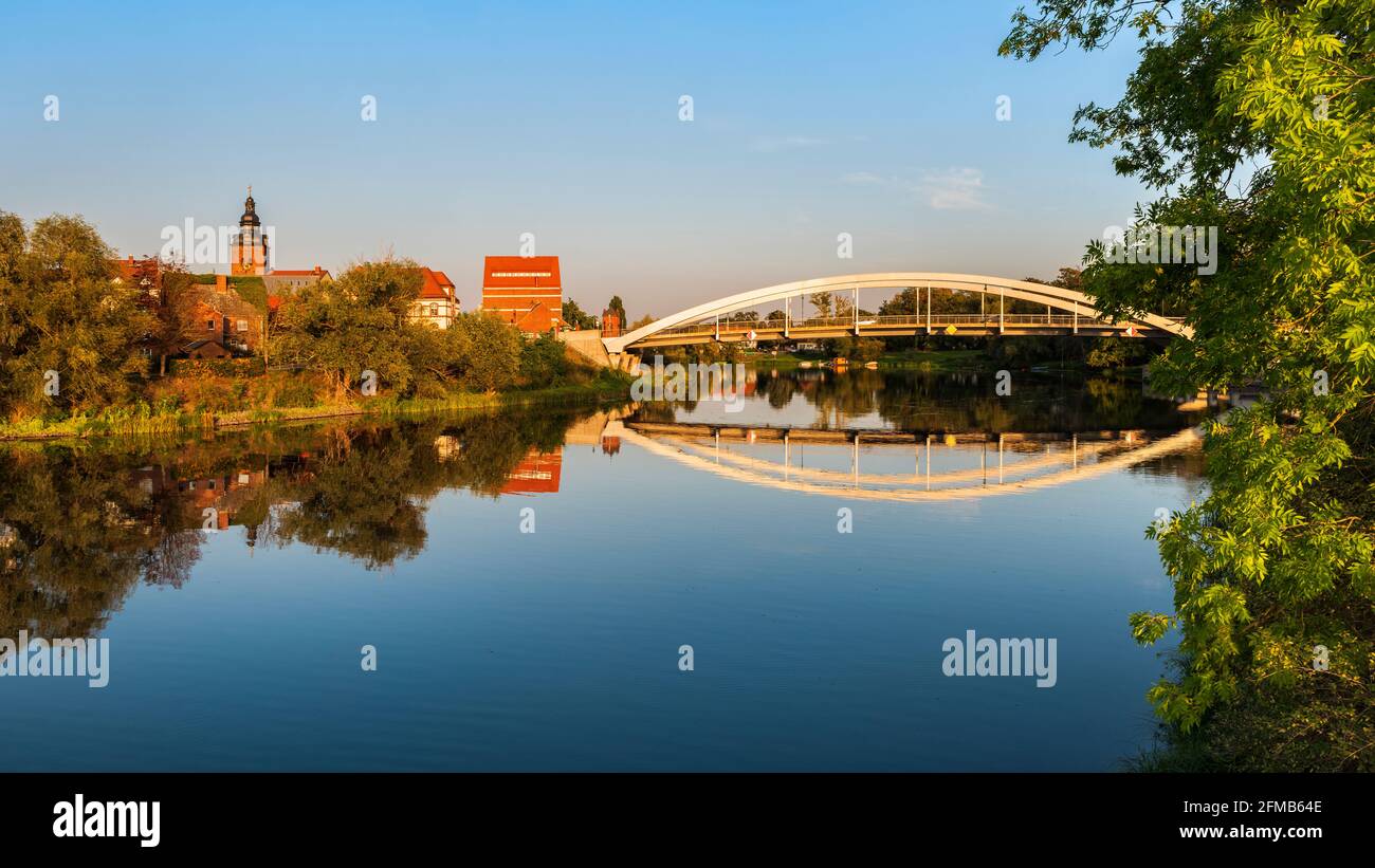 Havelberg avec l'église Saint-Laurentius et le pont Havel dans la lumière du soir, réflexion dans la rivière Havel, ville hanséatique de Havelberg, Saxe-Anhalt, Allemagne Banque D'Images