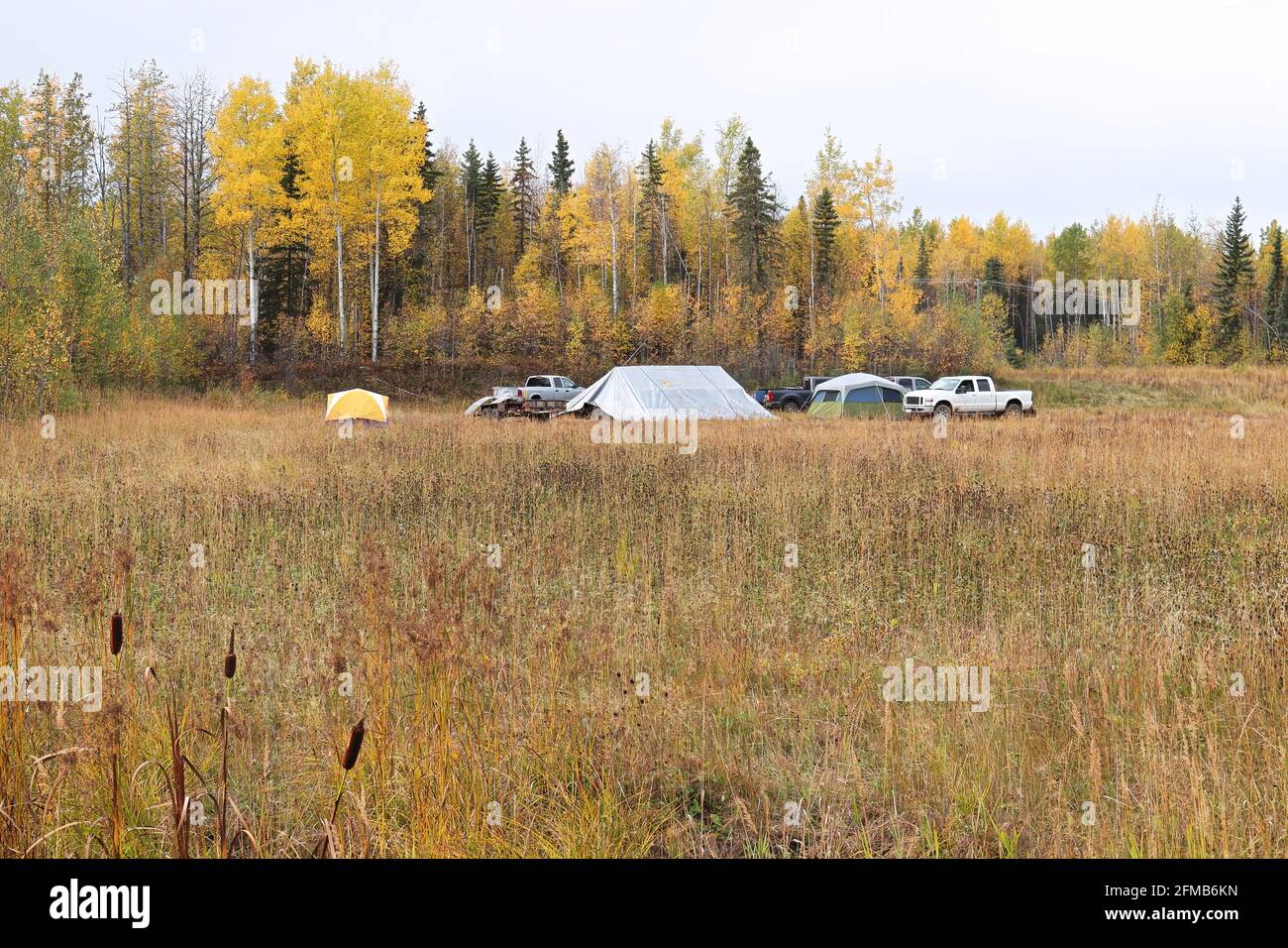 Vue sur un camp de chasseurs de loin Banque D'Images