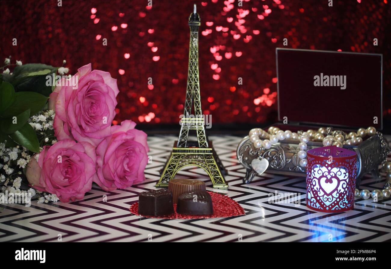 Rose rose avec la réplique de la Tour Eiffel DOF peu profond, Focus sur les bonbons au chocolat Banque D'Images