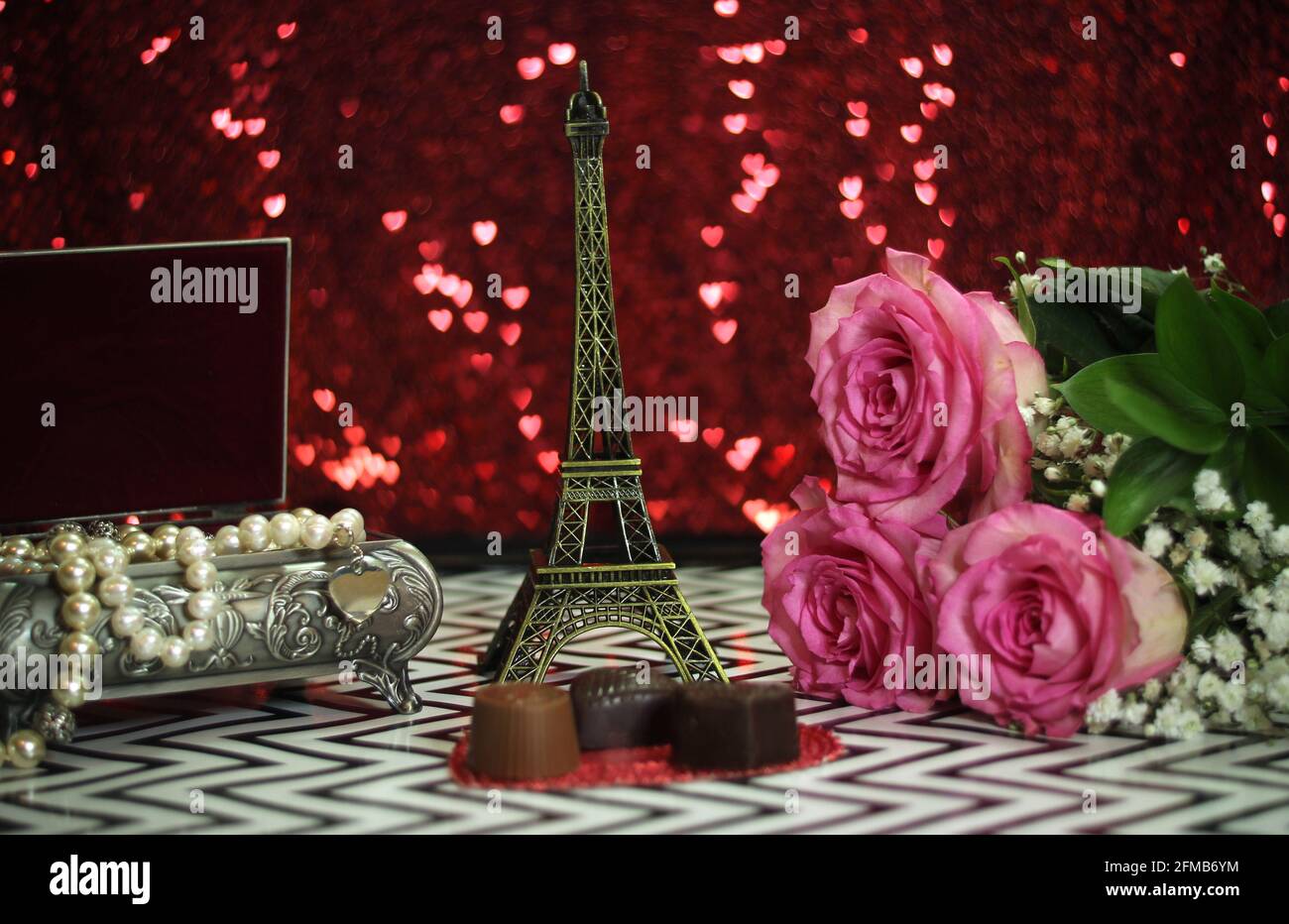 Rose rose avec la réplique de la Tour Eiffel DOF peu profond, Focus sur les bonbons au chocolat Banque D'Images