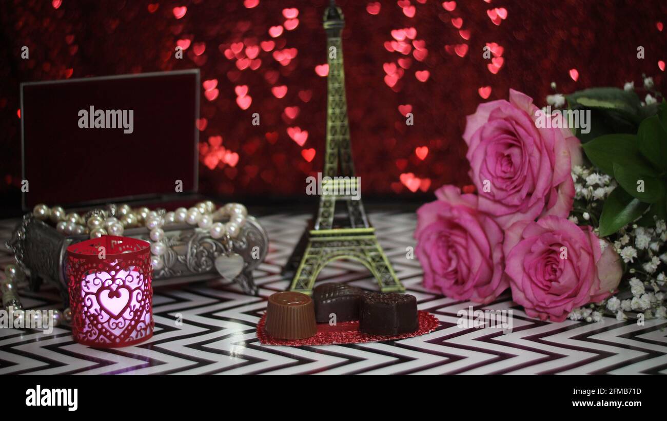 Rose rose avec la réplique de la Tour Eiffel DOF peu profond, Focus sur le chocolat Banque D'Images