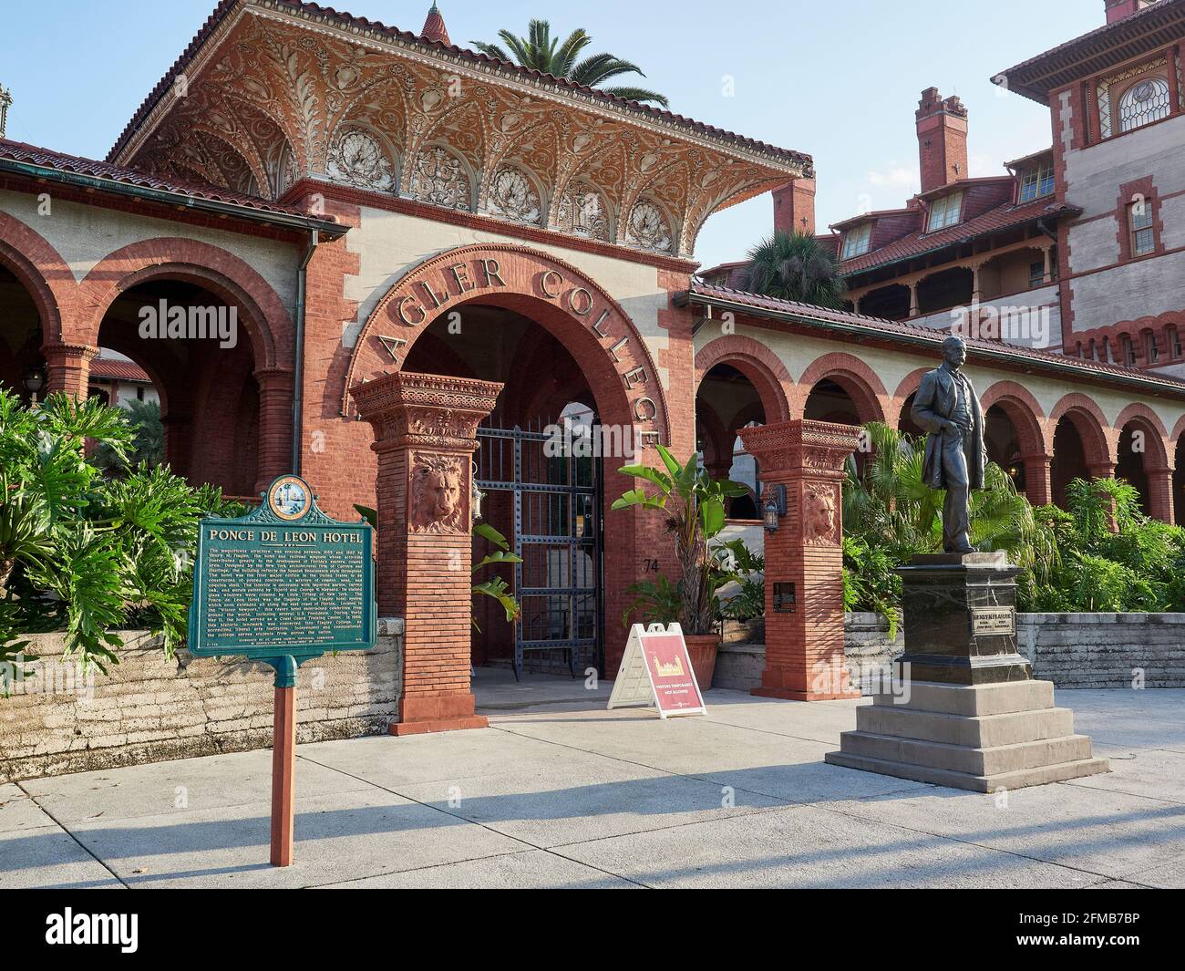 Entrée extérieure avant du campus de Flagler College ou de l'université de St Augustine, Floride, États-Unis. Banque D'Images