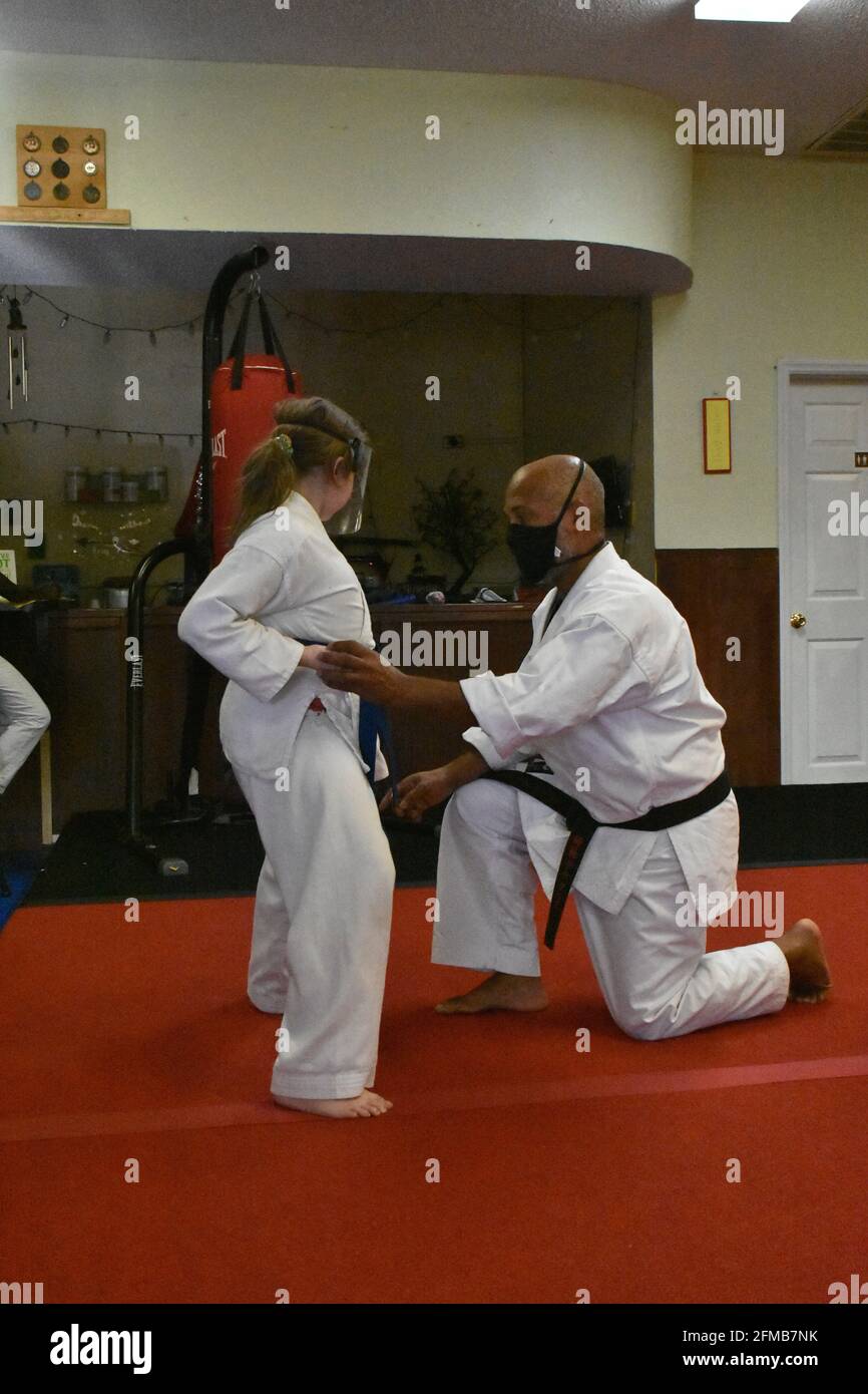 Cette photo d'action est de ma fille et de ses camarades de classe dans une classe de karaté. Karate est un sport physiquement et mentalement stimulant qui renforce l'agilité. Banque D'Images