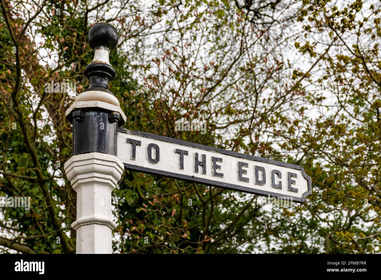 Au bord du panneau à Alderley Edge, Cheshire, Angleterre, Royaume-Uni. Banque D'Images