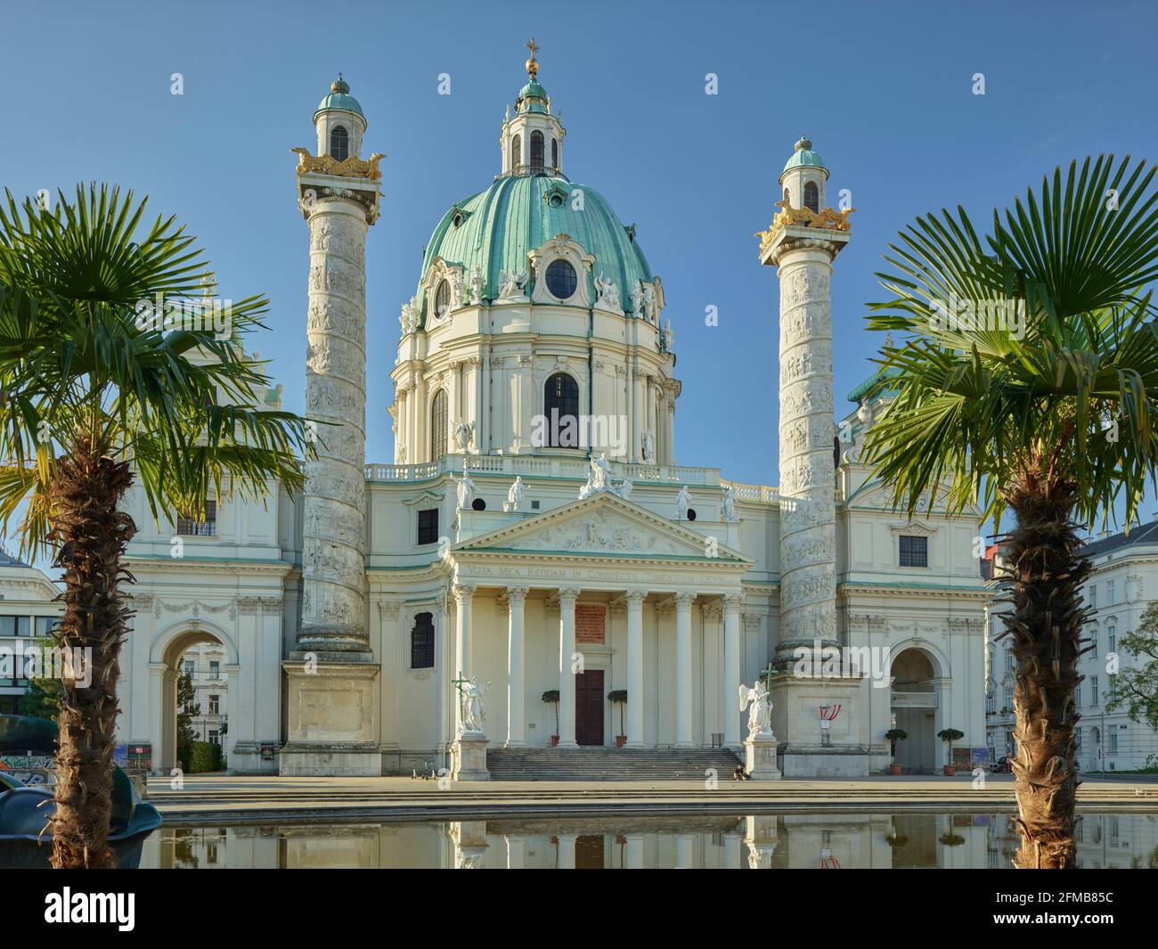 Karlskirche, palmiers, Karlsplatz, 4ème arrondissement de Wieden, Vienne, Autriche Banque D'Images