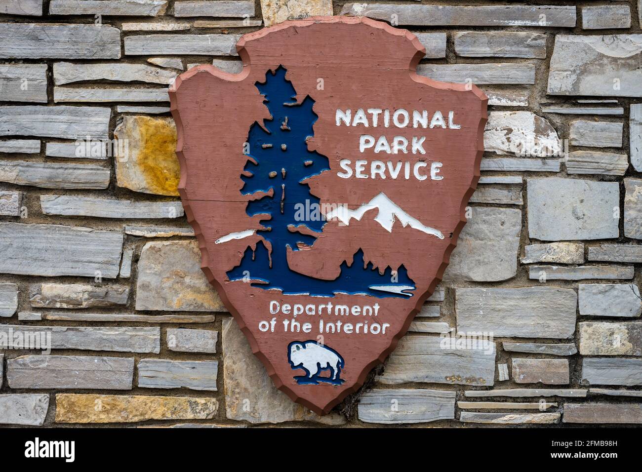 Parc national de Big Bend, États-Unis : 20 janvier 2021 : Arrowhead du National Park Service sur le mur de pierre Banque D'Images