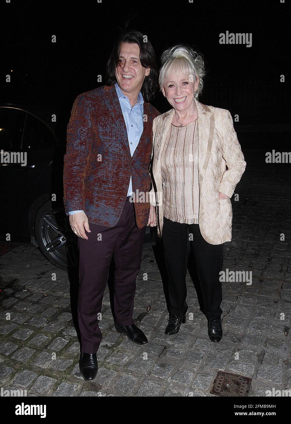 Barbara Windsor Et Son Mari Sont Alles A La Fete De Noel De La Proprietaire Du Soir Dans Le Parc De Regent Tot Et Sont Sortis Une Demi Heure Plus Tard Elle A Barbara Windsor Et Son Mari Sont Alles A La Fete De Noel De La Proprietaire Du Soir Dans Le Parc De Regent Tot Et Sont Sortis Une Demi Heure Plus Tard Elle A
