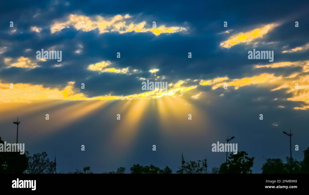 Des rayons de soleil jaunes naturels dans un ciel très nuageux Banque D'Images