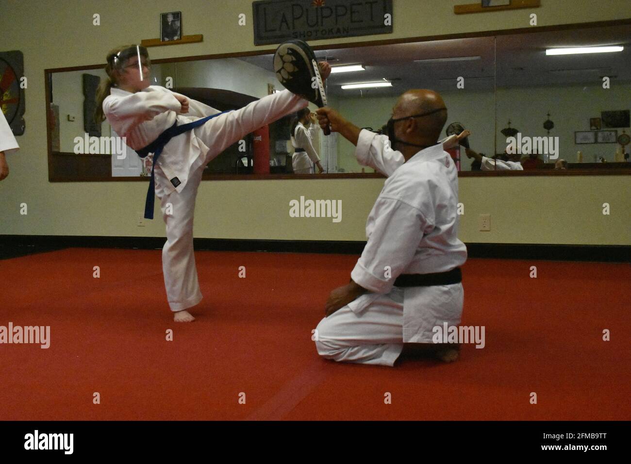 Cette action photo est de ma fille dans sa classe de karaté. Le karaté est un art martial qui met l'accent sur l'auto-discipline et d'aptitude. Banque D'Images