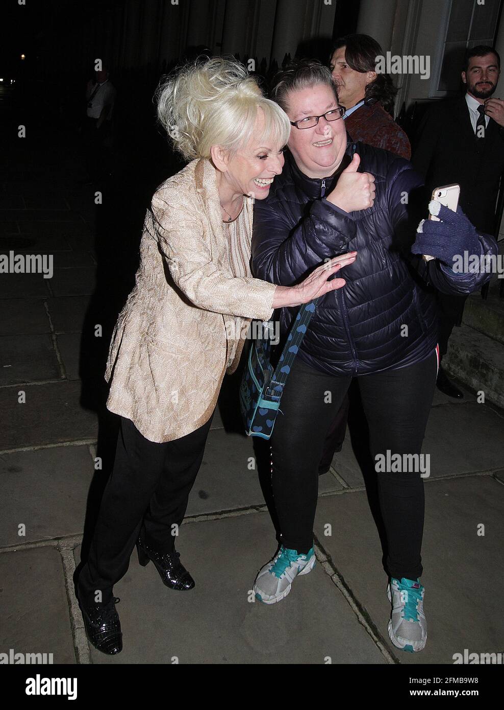 Barbara Windsor Et Son Mari Sont Alles A La Fete De Noel De La Proprietaire Du Soir Dans Le Parc De Regent Tot Et Sont Sortis Une Demi Heure Plus Tard Elle A Barbara Windsor Et Son Mari Sont Alles A La Fete De Noel De La Proprietaire Du Soir Dans Le Parc De Regent Tot Et Sont Sortis Une Demi Heure Plus Tard Elle A