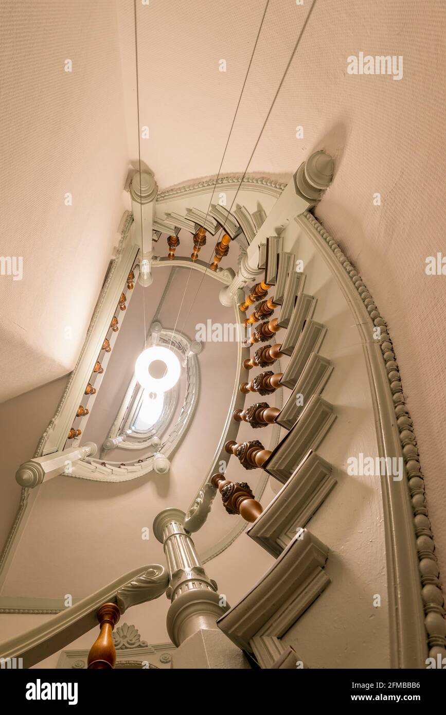 Allemagne, Saxe-Anhalt, Magdebourg, escalier étroit dans une maison de style Wilhelminien. Banque D'Images