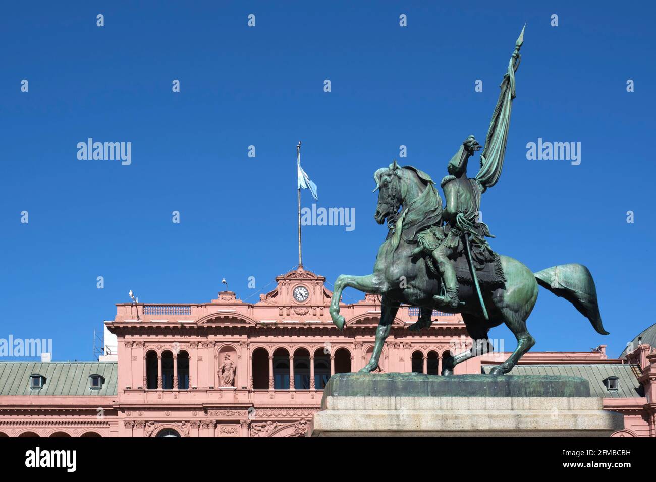 Sculpture du général Manuel Belgrano vue de derrière, avec le haut de la Casa Rosada, Maison Rose, en arrière-plan. Plaza de Mayo, Buenos Aires, AR Banque D'Images