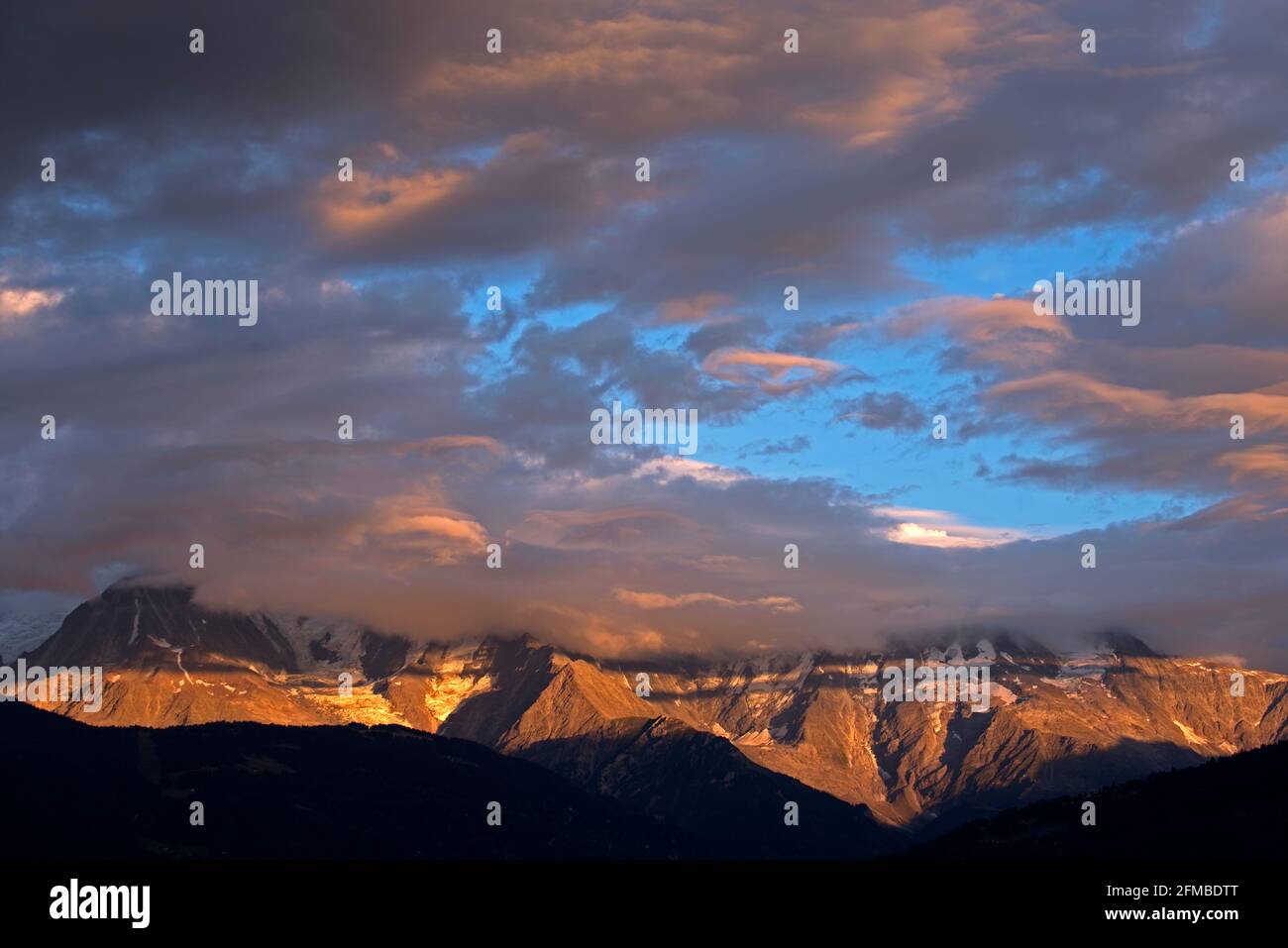 France, haute Savoie, montagne du Mont blanc sous les nuages au coucher du soleil Banque D'Images