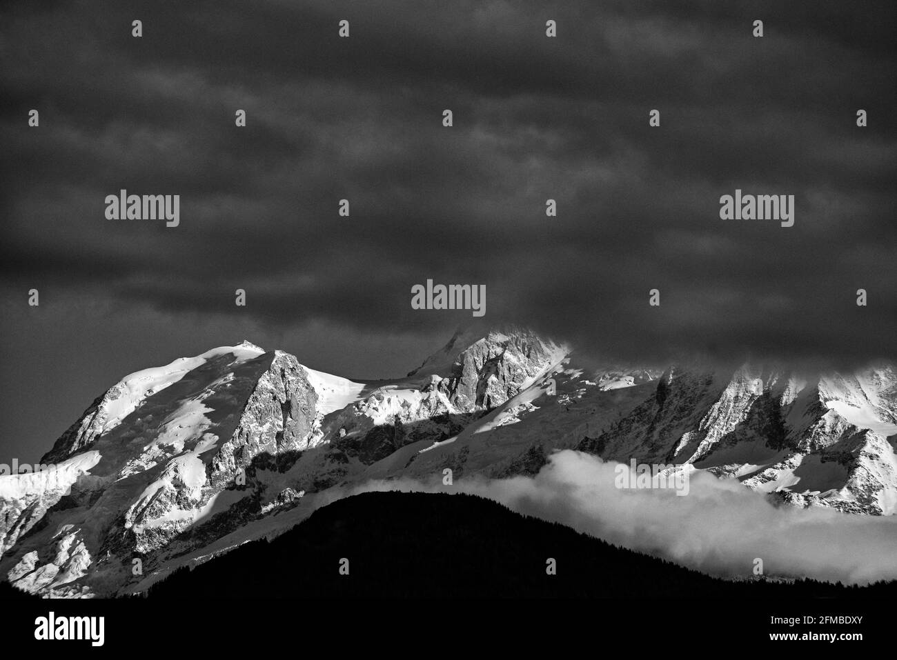 France, haute Savoie, Alpes, massif du Mont blanc sous les nuages Banque D'Images