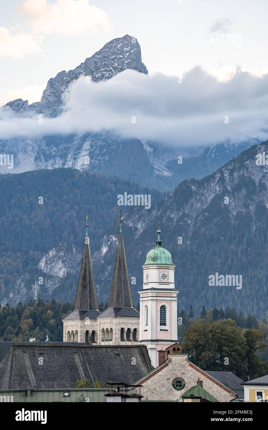 La vue du Kleiner Watzmann avec la collégiale Saint-Pierre et Jean-Baptiste à Berchtesgaden Banque D'Images