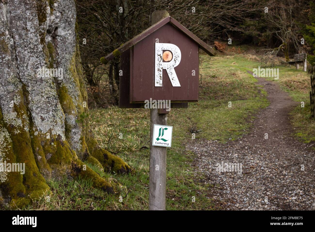 07 mai 2021, Thuringe, Stützerbach : un panneau en bois marron marque le Rennsteig, le sentier de haute altitude d'environ 170 kilomètres de long dans la forêt de Thuringe, de Hörschel à Blankenstein. Le sentier Luther, un sentier de pèlerinage et de randonnée en Thuringe vers plus de 30 lieux associés à la vie et au travail du réformateur Martin Luther et de ses camarades d'armes, court également à ce stade. Photo: Michael Reichel/dpa-Zentralbild/dpa Banque D'Images