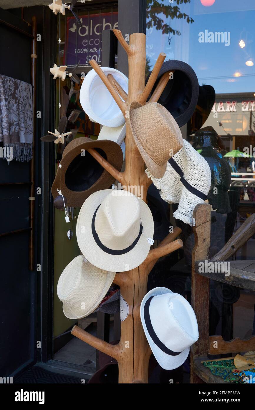 Divers chapeaux de paille de Thaïlande suspendus sur un chapeau en bois  porte-vêtements à l'extérieur d'un magasin Photo Stock - Alamy