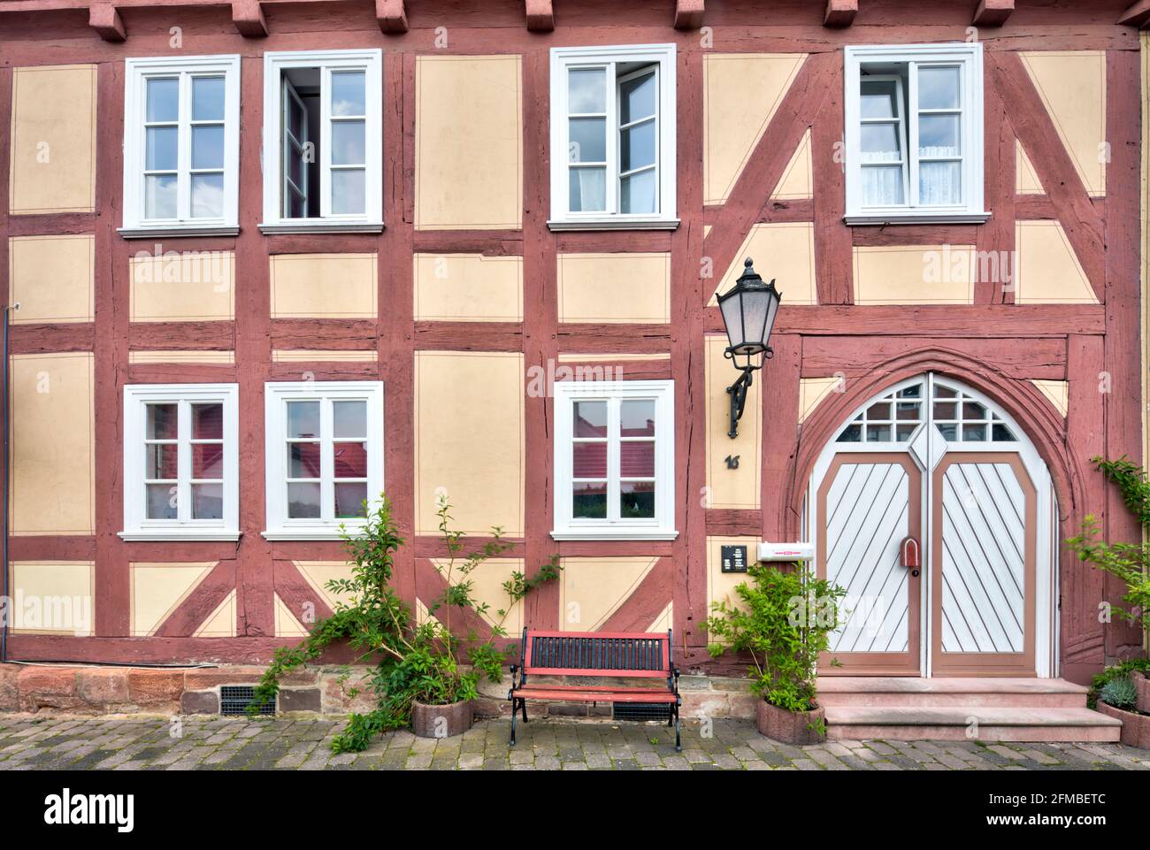 Maison à colombages, porte d'entrée, fenêtre, à colombages, façade de maison, Été, Rotenburg an der Fulda, Hesssen, Allemagne, Europe Banque D'Images