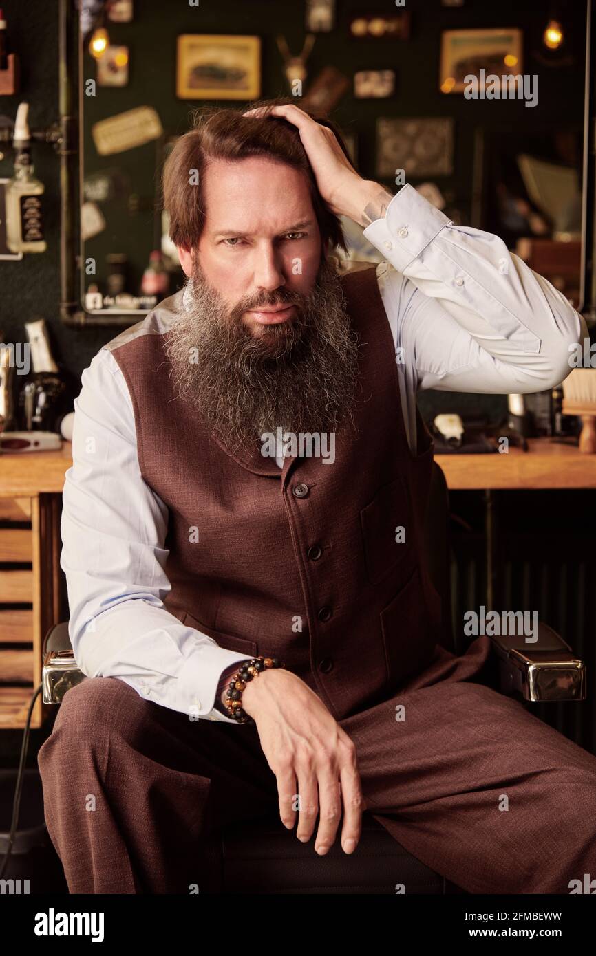 Homme d'âge moyen barbu au salon de coiffure Banque D'Images