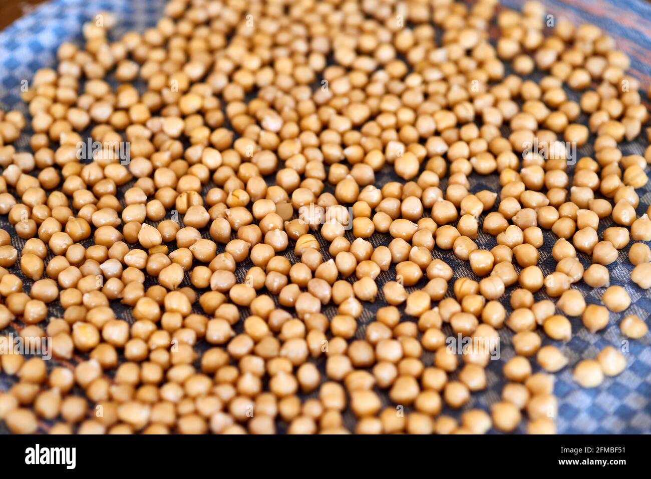 Cuisine ayurvédique - pois chiches rôtis au four, les pois chiches préalablement trempés dans l'eau sont séchés sur une serviette Banque D'Images