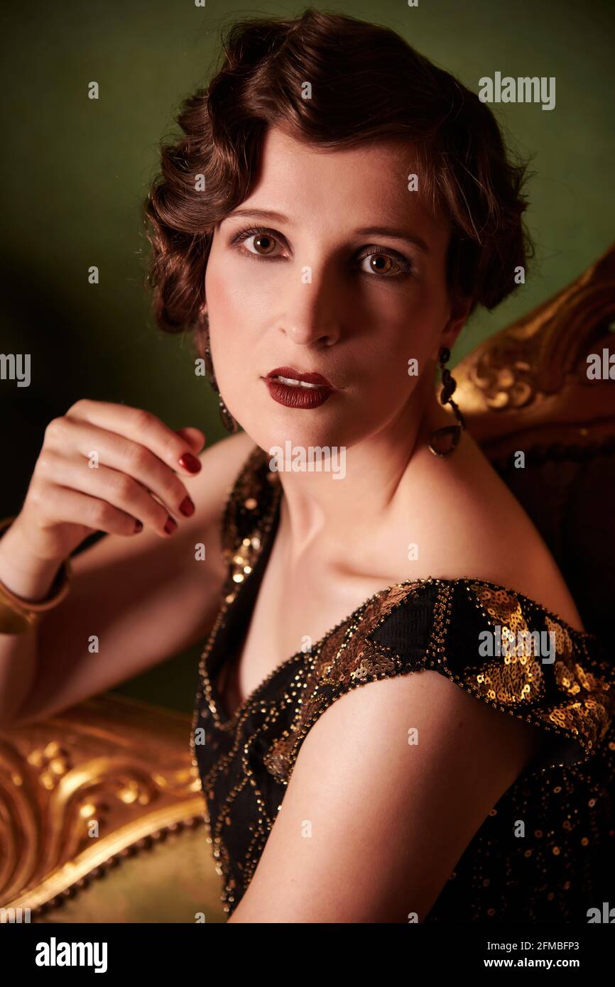modèle brunette style années 1920 avec vague d'eau Banque D'Images