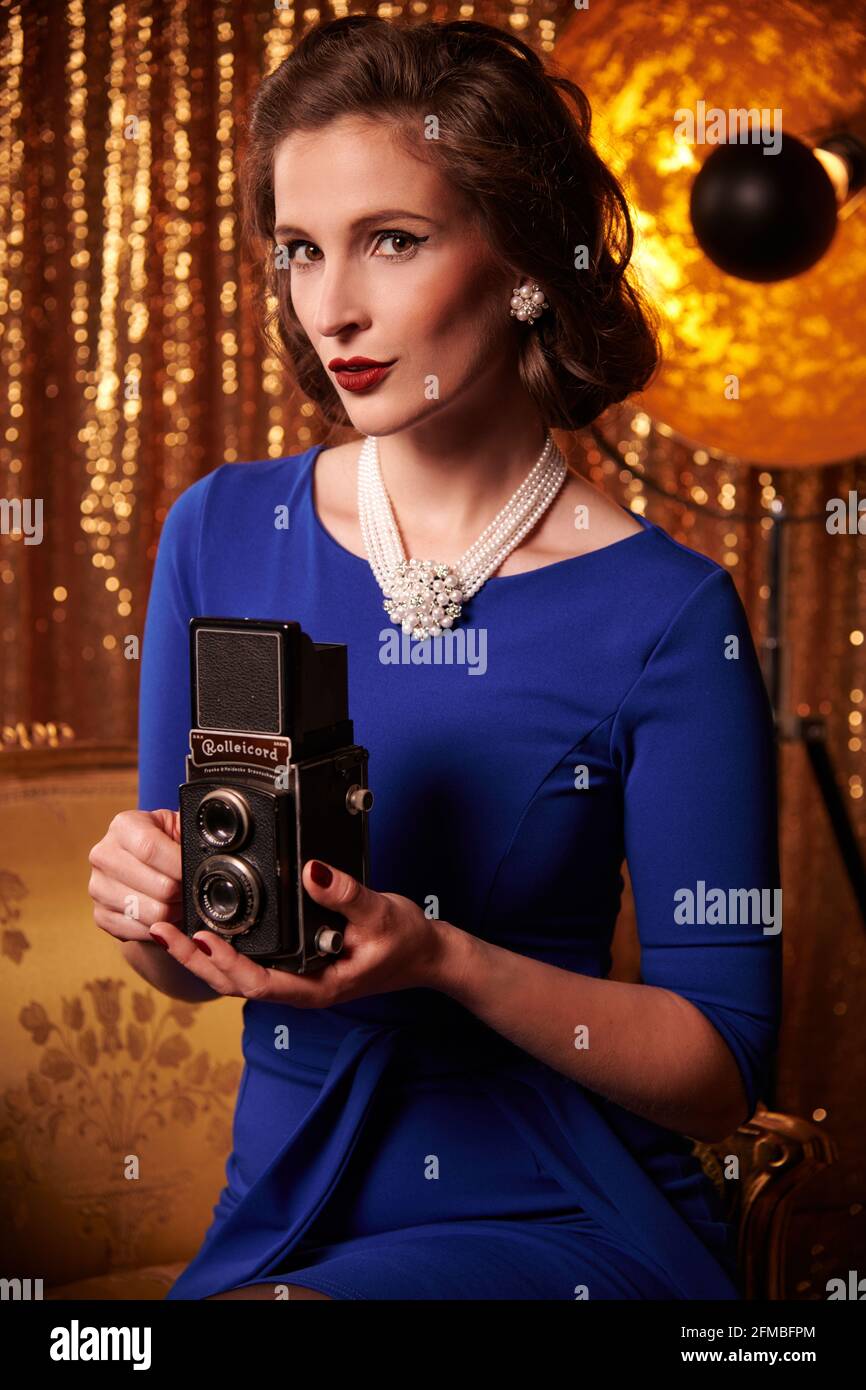 modèle brunette de style années 1950 avec ancien appareil photo Banque D'Images