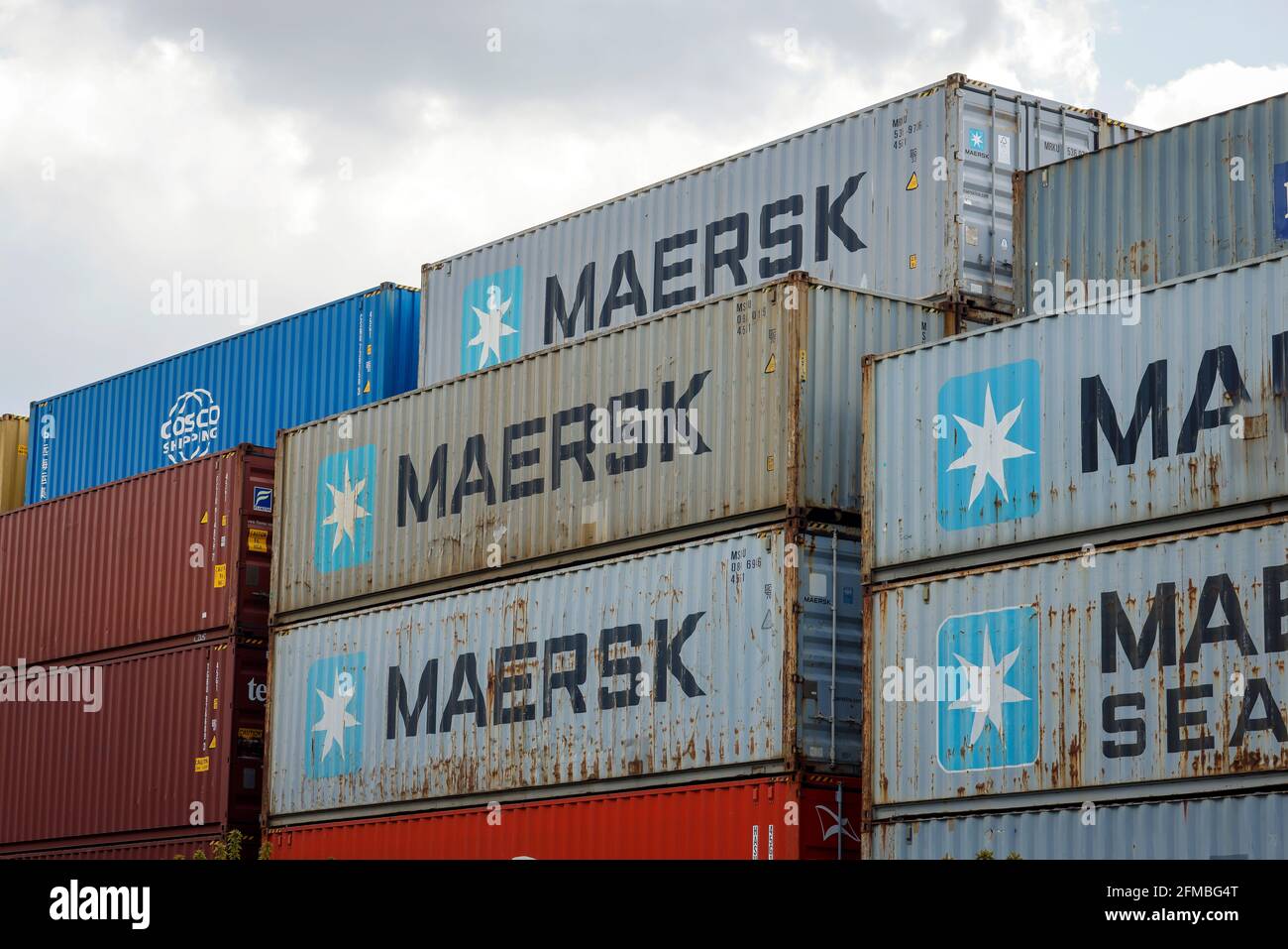 Cologne, Rhénanie-du-Nord-Westphalie, Allemagne - Maersk Container, Maersk Line est la plus grande compagnie de transport de conteneurs au monde, entrepôt de conteneurs au terminal de conteneurs, Port de Cologne Niehl. Banque D'Images